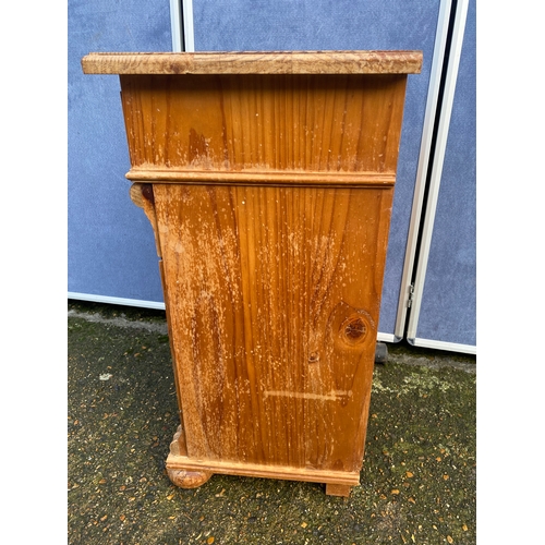 304 - Pine bedside cabinet with drawer. 

Dimensions - 17.5