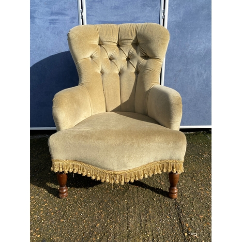 315 - Antique victorian style button back upholstered nursing chair.

Dimensions - 31.5