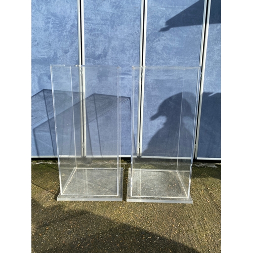 316 - A pair of clear perspex shop display podiums. 

Dimensions - 18