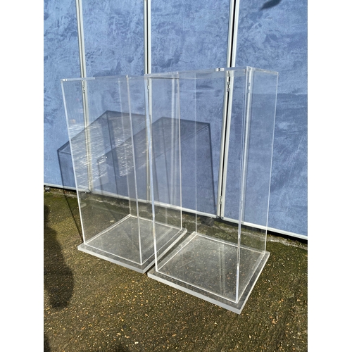 316 - A pair of clear perspex shop display podiums. 

Dimensions - 18