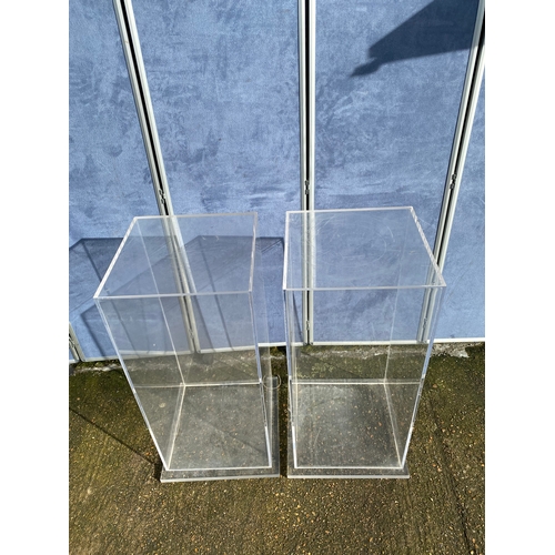 316 - A pair of clear perspex shop display podiums. 

Dimensions - 18