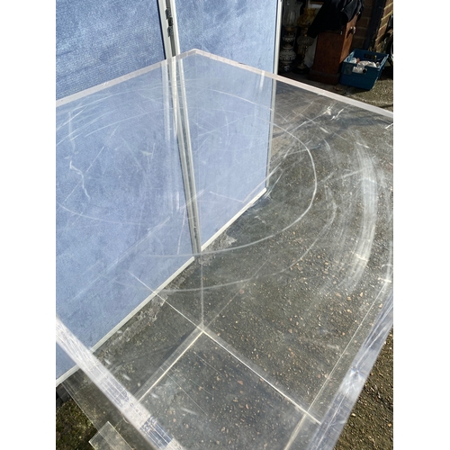 316 - A pair of clear perspex shop display podiums. 

Dimensions - 18