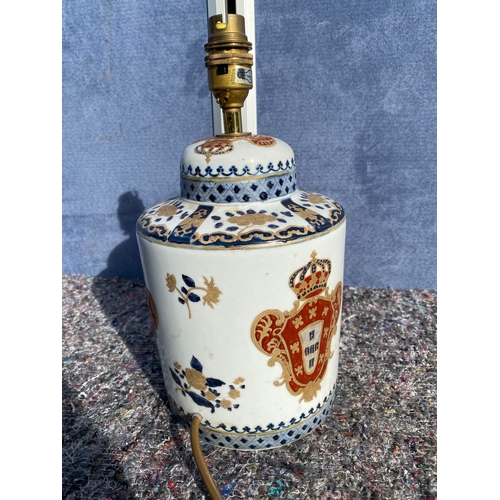 329 - A 20th century porcelain vase, with hand painted armorial decoration in the Chinese Export taste, 12... 