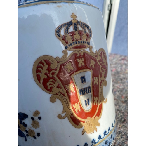 329 - A 20th century porcelain vase, with hand painted armorial decoration in the Chinese Export taste, 12... 