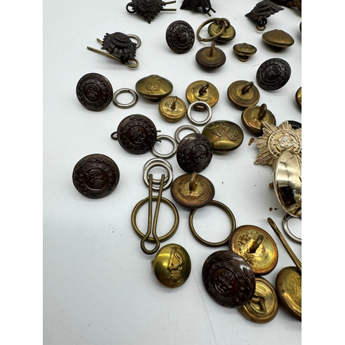 9 - Collection of WW1 / WW2 military badges, pips, buttons etc