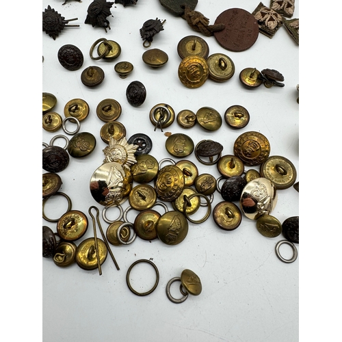 9 - Collection of WW1 / WW2 military badges, pips, buttons etc