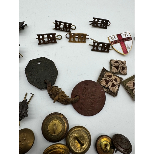 9 - Collection of WW1 / WW2 military badges, pips, buttons etc