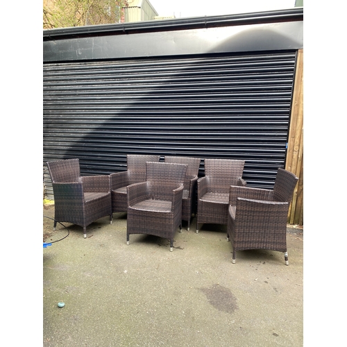 367 - A set of six rattan garden chairs. 

Dimensions - 22.5