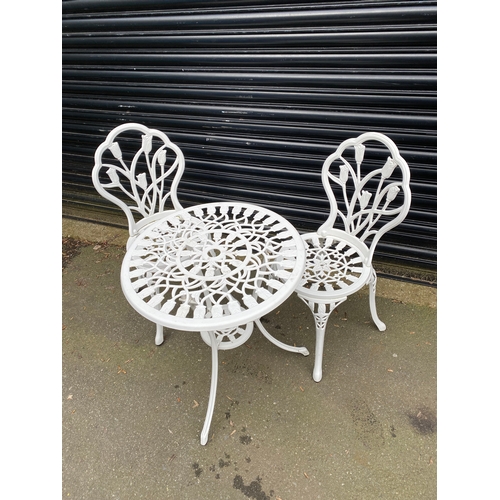 369 - Vintage cast garden table and chairs in white.

Please see images for dimensions.