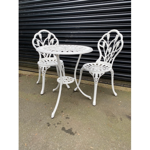 369 - Vintage cast garden table and chairs in white.

Please see images for dimensions.