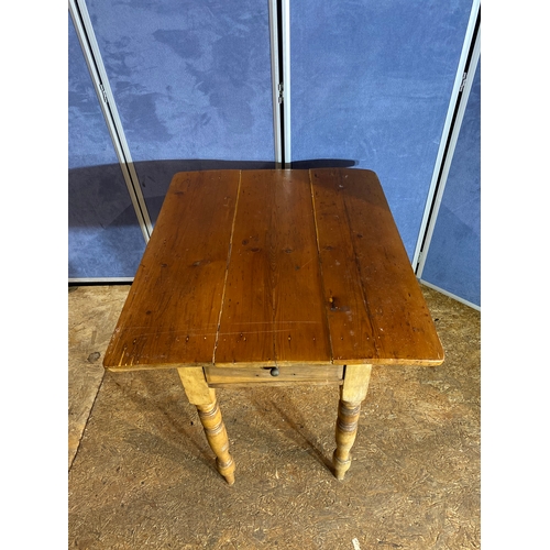 385 - Vintage Pine table with drawer. 

Dimensions - 33