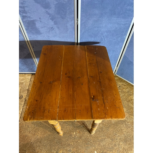 385 - Vintage Pine table with drawer. 

Dimensions - 33