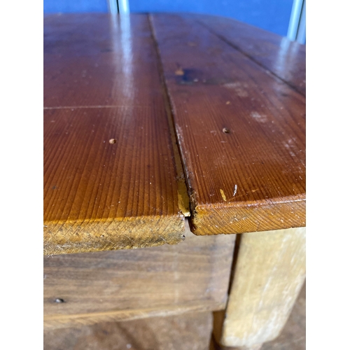 385 - Vintage Pine table with drawer. 

Dimensions - 33