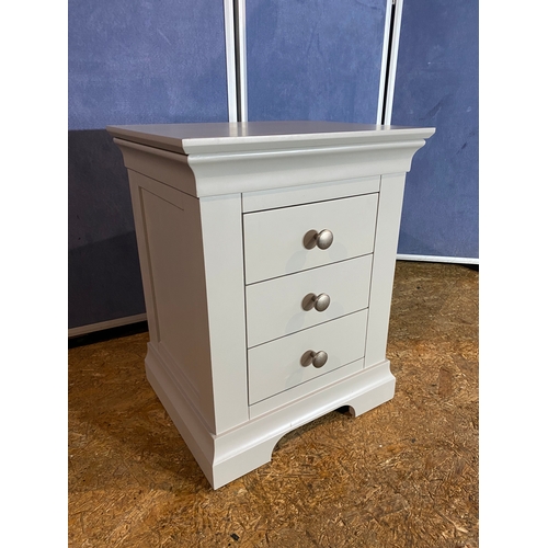 421 - Modern three drawer white bedside cabinet. 

Dimensions - 19