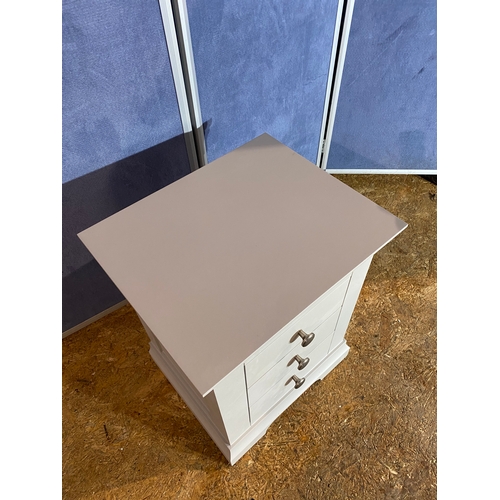 421 - Modern three drawer white bedside cabinet. 

Dimensions - 19