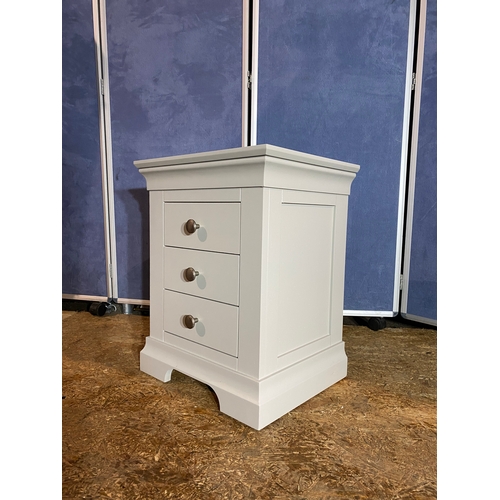 421 - Modern three drawer white bedside cabinet. 

Dimensions - 19