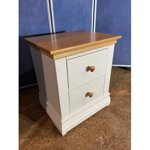 422 - Modern two drawer bedside table 

Dimensions - 21