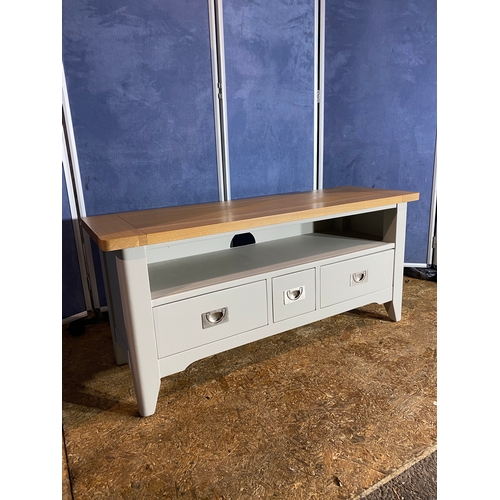 424 - Modern TV unit with three drawers. 

Dimensions - 46