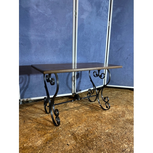 425 - Vintage small side table with wrought iron legs. 

Dimensions - 30