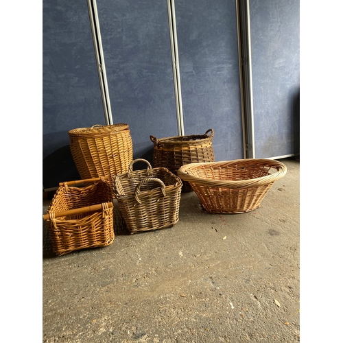 459 - A collection of wicker baskets. 

Dimensions of largest in images for reference.