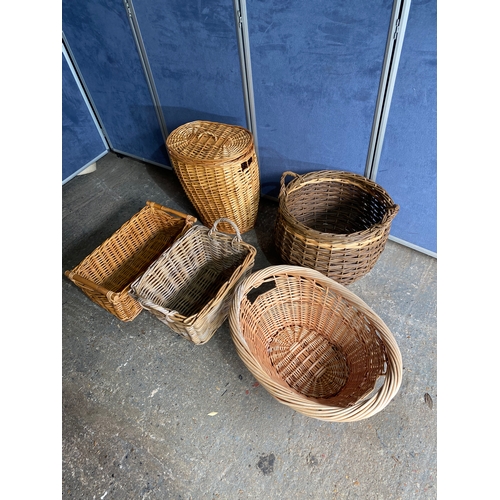 459 - A collection of wicker baskets. 

Dimensions of largest in images for reference.