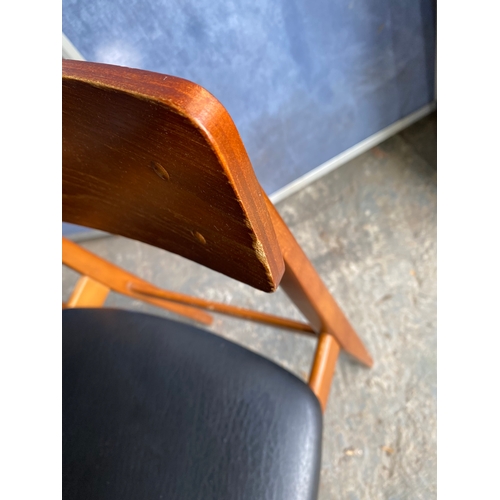 466 - Mid Century Teak extendable dining table and four chairs. 

Please see images for all dimensions.