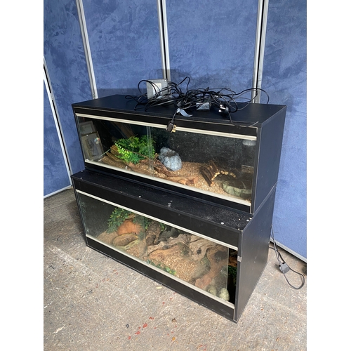 467 - Two reptile vivariums with contents 

See images for dimensions.