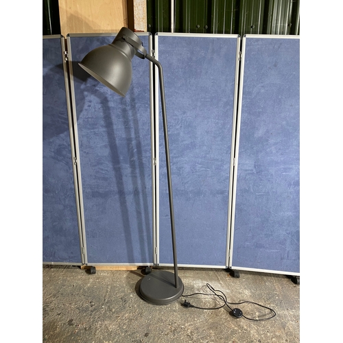 575 - Large metal floor lamp.