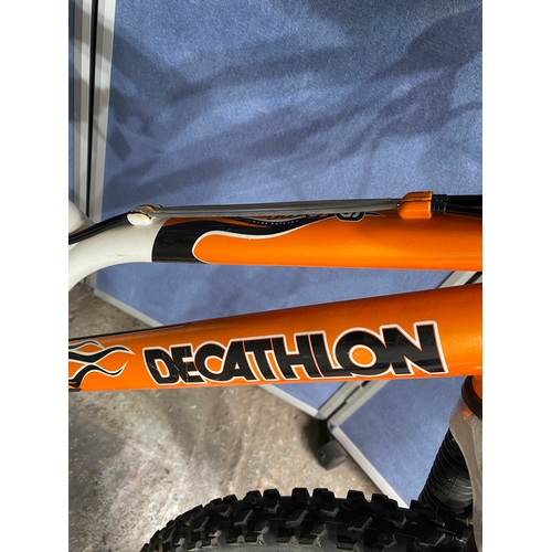 577 - Three mountain bikes Trek / Decathlon / Apollo