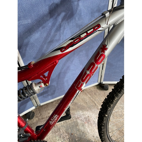 577 - Three mountain bikes Trek / Decathlon / Apollo