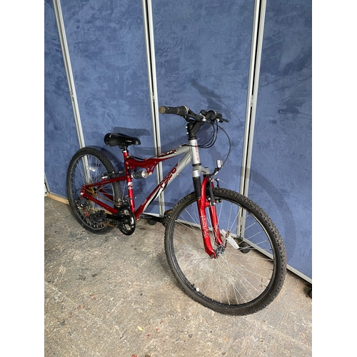 577 - Three mountain bikes Trek / Decathlon / Apollo