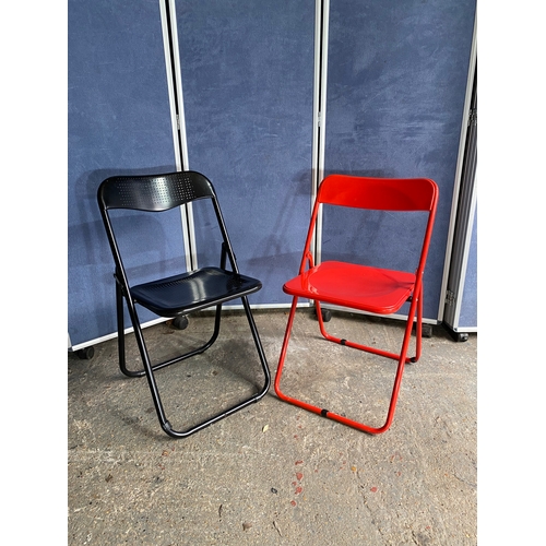 581 - Two metal foldable chairs.