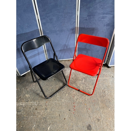 581 - Two metal foldable chairs.