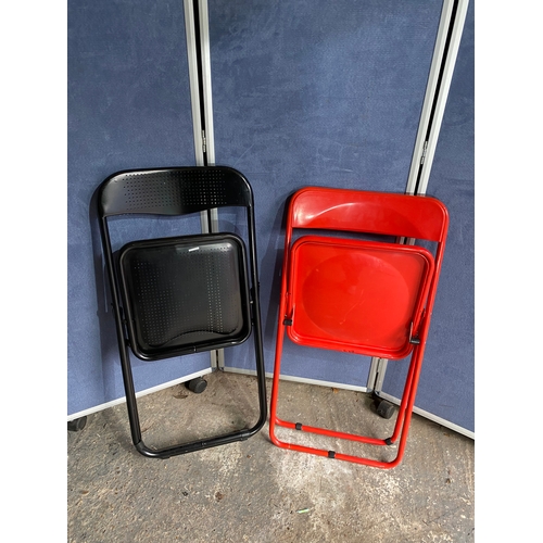 581 - Two metal foldable chairs.