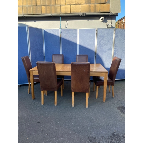 620 - Extendable oak table and six brown leather chairs.

Please see images for all dimensions.