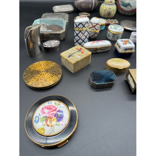 19 - Collection of ceramics including pill / trinket boxes - Del Prado / Limoges