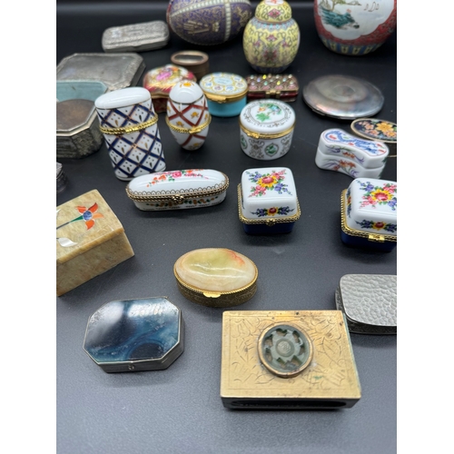 19 - Collection of ceramics including pill / trinket boxes - Del Prado / Limoges