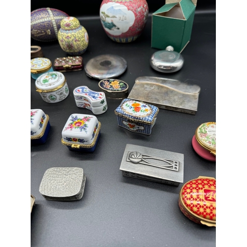 19 - Collection of ceramics including pill / trinket boxes - Del Prado / Limoges