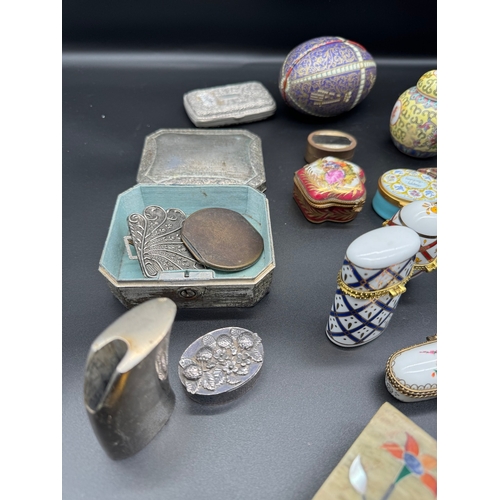 19 - Collection of ceramics including pill / trinket boxes - Del Prado / Limoges