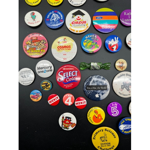 43 - Large collection of 1980's Tin Badges including Ghostbusters / TMNT, E.T + other British brands