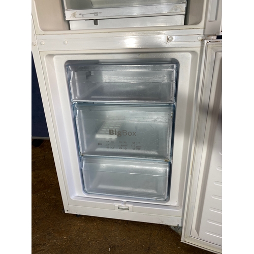 304 - Bosch Serie 4 Free-standing fridge-freezer with freezer at bottom