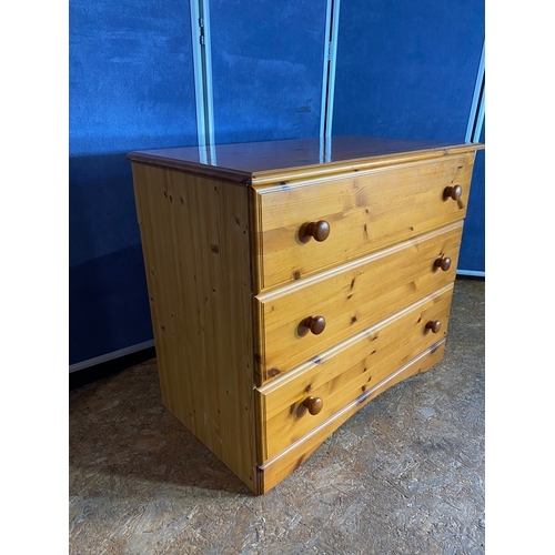 307 - Pine three drawer chest of drawers. 

Dimensions - 32