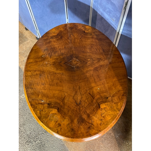 330 - Antique oval side table. 

Dimensions - 46