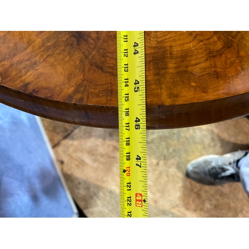 330 - Antique oval side table. 

Dimensions - 46