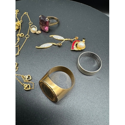 73 - Collection of Yellow metal jewellery + two Silver 925 Rings