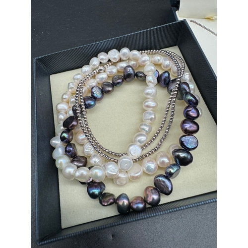 95 - Collection of silver necklaces, rings and pearl bracelets - Rings Size 8 (P)