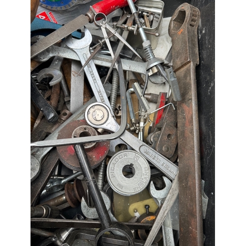 175 - Quantity of vintage tools / spanners etc