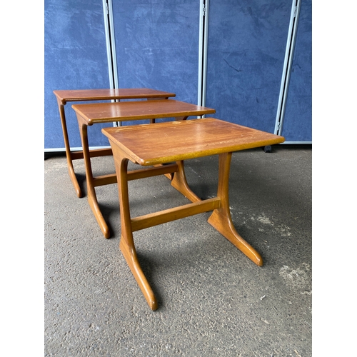 362 - A nest of three mid century teak tables. 

Dimensions of largest - 22