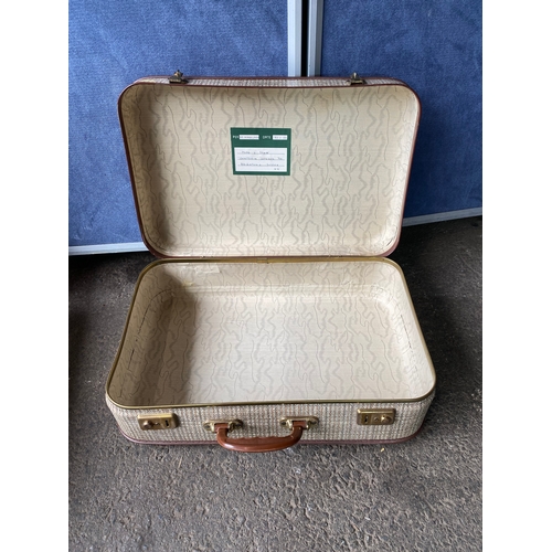 363 - Two vintage suitcases. 

Dimensions of larger one for reference in images.