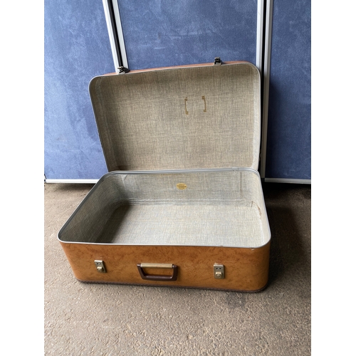 363 - Two vintage suitcases. 

Dimensions of larger one for reference in images.